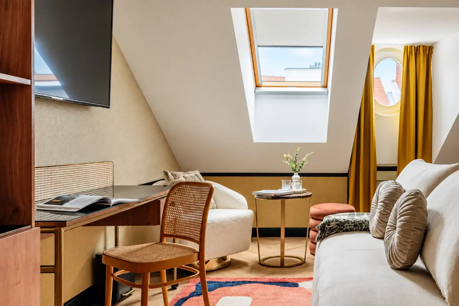 Salon na poddaszu pod świetlikami w Colette Boutique