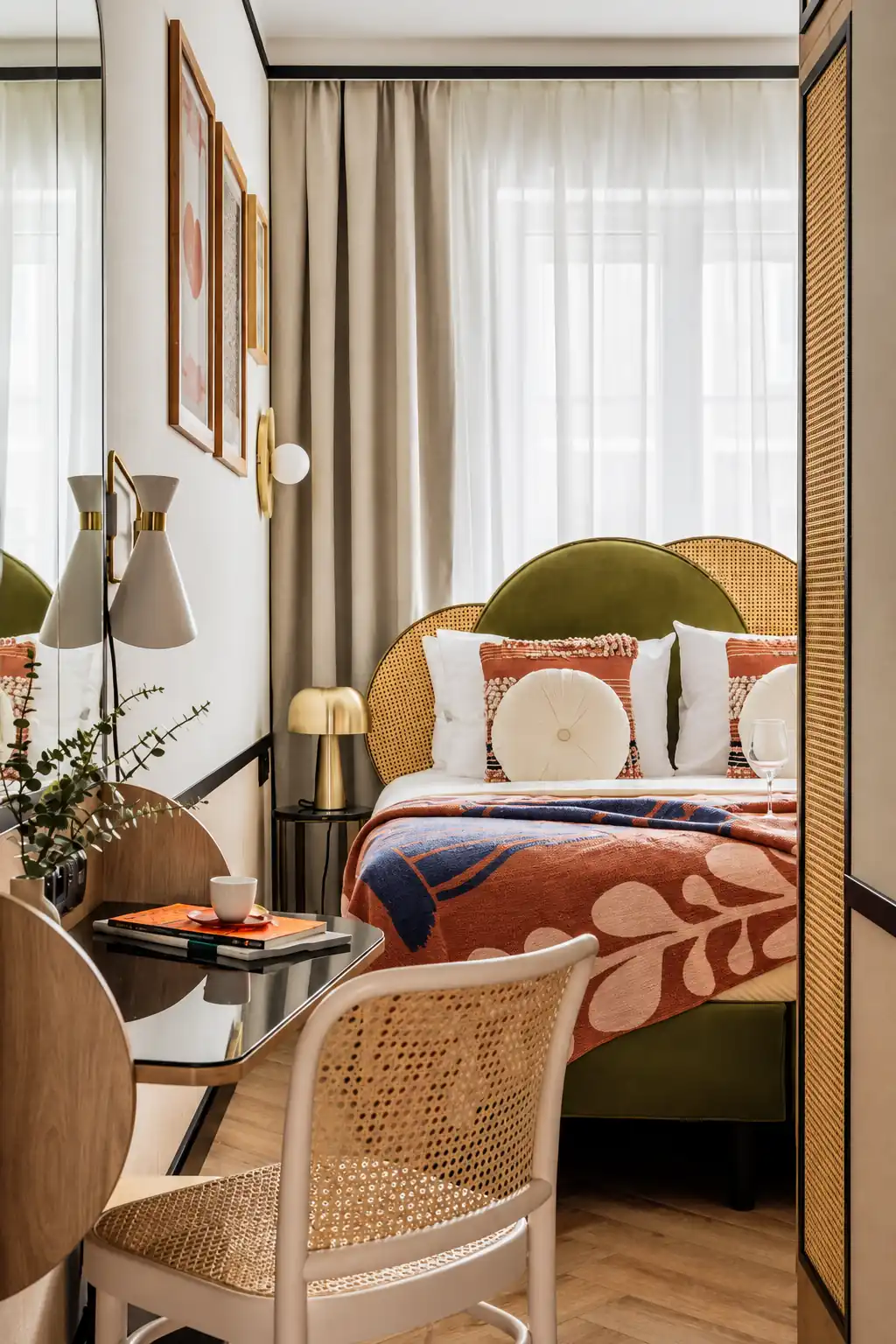 Pokój w Colette Boutique z biurkiem i krzesłem z plecionki